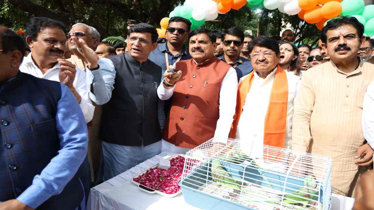 इंदौर में देश के पहले वर्चुअल चिड़ियाघर का लोकार्पण, CM मोहन यादव ने 14-D सिनेमा का लिया आनंद