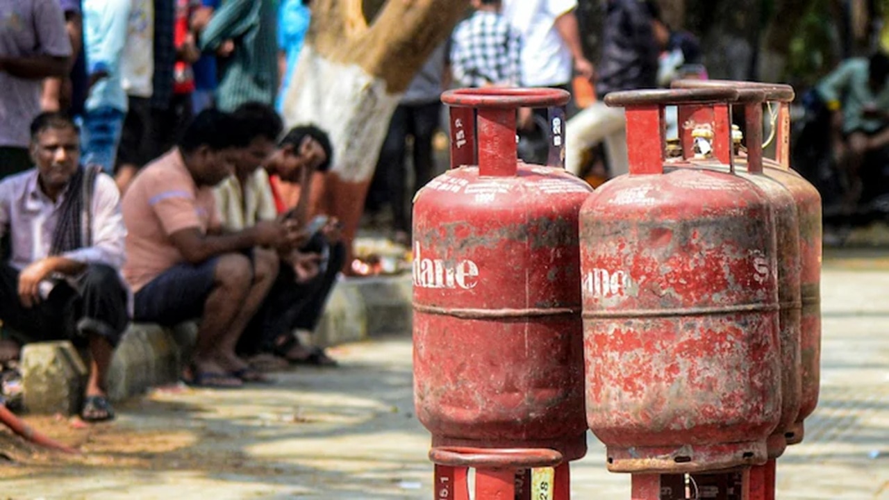 LPG e-KYC की डेडलाइन मिस हो गई...अब क्या होगा? सिलेंडर मिलेगा या नहीं, कितना महंगा, सब्सिडी से लेकर बुकिंग तक; हर सवाल का जवाब