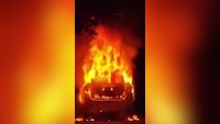 मौत को चकमा देकर बाहर निकला ड्राइवर! नोएडा के सेक्टर 99 के पास धू-धू कर जली कैब, धमाके से दहला इलाका