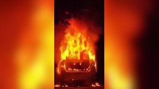 मौत को चकमा देकर बाहर निकला ड्राइवर! नोएडा के सेक्टर 99 के पास धू-धू कर जली कैब, धमाके से दहला इलाका