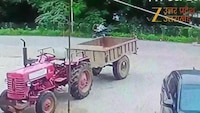 रोडवेज बस की चपेट में आकर नीचे फंसा युवक, बाल-बाल बची जान, देखें CCTV Video