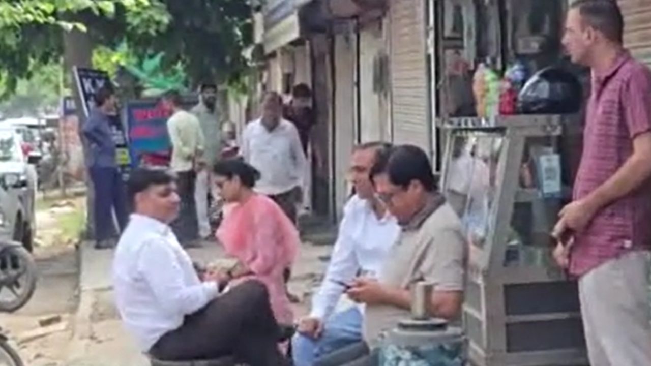 Jhajjar: आक्रोशित सफाई कर्मचारियों ने नगर परिषद के मुख्य गेट पर जड़ा ताला