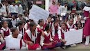 26 साल से नहीं हैं फिजिक्स-केमिस्ट्री के टीचर... आजमगढ़ में यूपी बोर्ड परीक्षा से पहले सड़क पर उतरे सैकड़ों छात्र