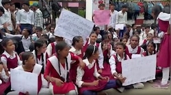 26 साल से नहीं हैं फिजिक्स-केमिस्ट्री के टीचर... आजमगढ़ में सड़क पर उतरे छात्र
