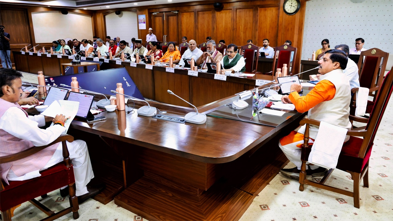 MP में लाड़ली बहना और लाड़ली लक्ष्मी योजना को मिली नई रफ्तार, मोहन कैबिनेट ने मंजूर किए 1.30 लाख करोड़ से ज्यादा, 'नमन मिशन' का भी गठन