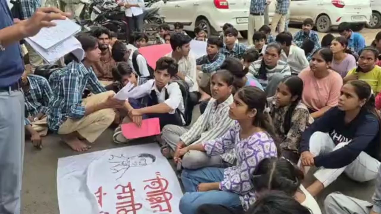 'हमें सुविधा चाहिए...', हॉस्टलों की बदहाली पर GEN -Alpha का हल्लाबोल, 10 किमी पैदल मार्च कर कलेक्ट्रेट पहुंचे छात्र-छात्राएं