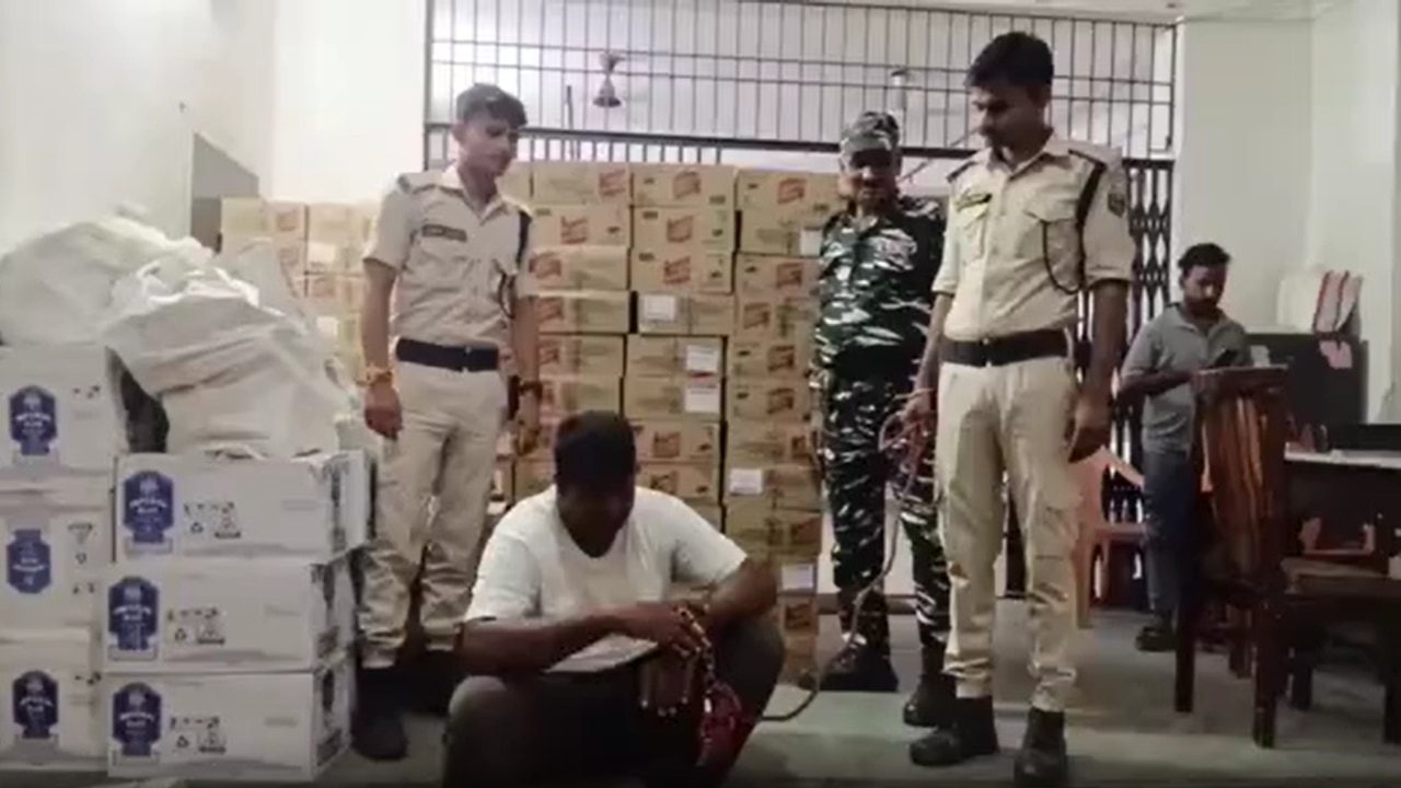 मुजफ्फरपुर में राशन दुकान की आड़ में चल रहा शराब का धंधा, 25 लाख की खेप के साथ तस्कर गिरफ्तार