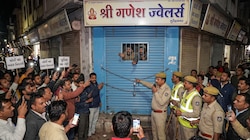 'साहब, हम चोरी करने...' ज्वेलरी शॉप में फंसे चोरों ने खुद पुलिस को मिला दिया फोन!
