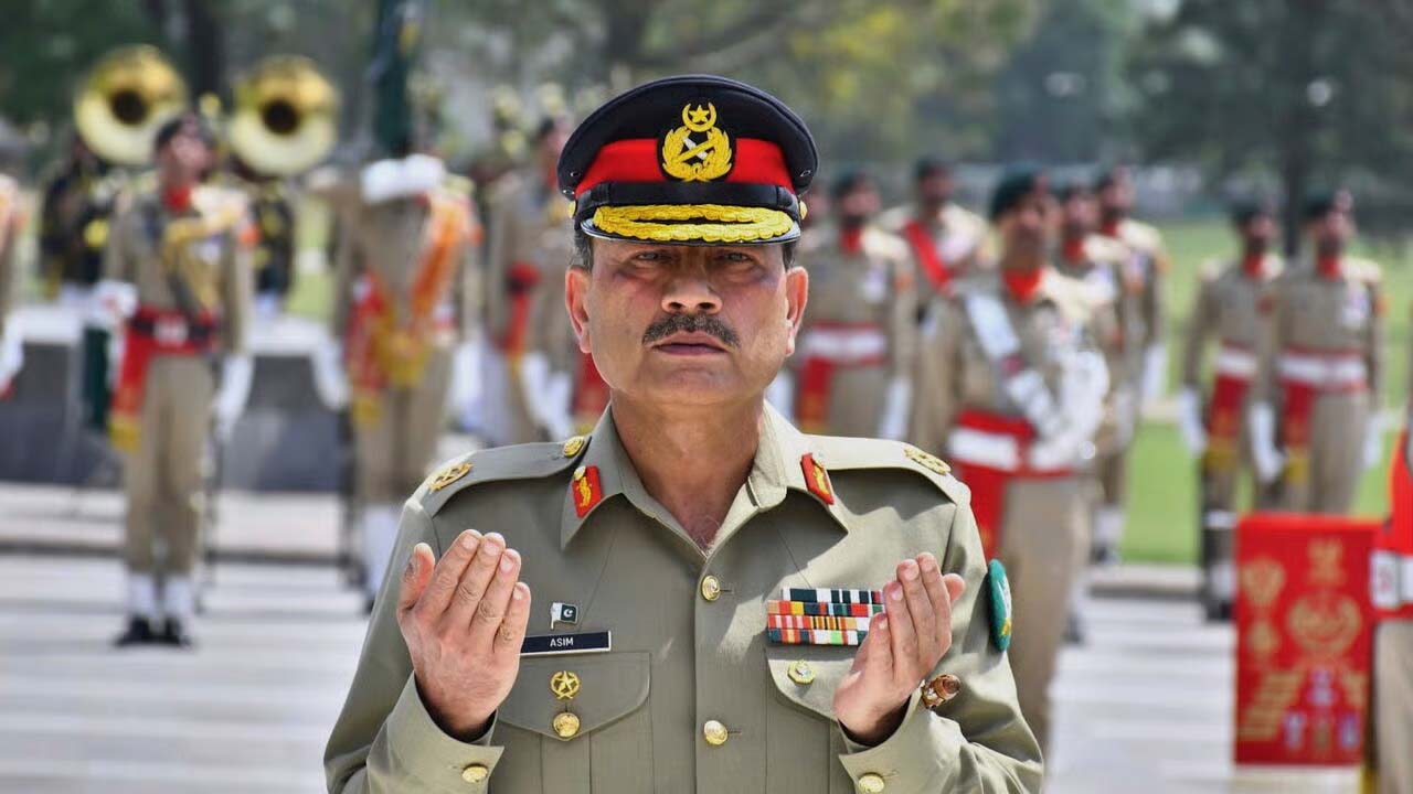 आसिम मुनीर बने PAK के 'सुपर बॉस', मिली तीनों सेनाओं की फुल कमान, लोकतंत्र के नाम पर सेनापति का हुआ एकाधिकार