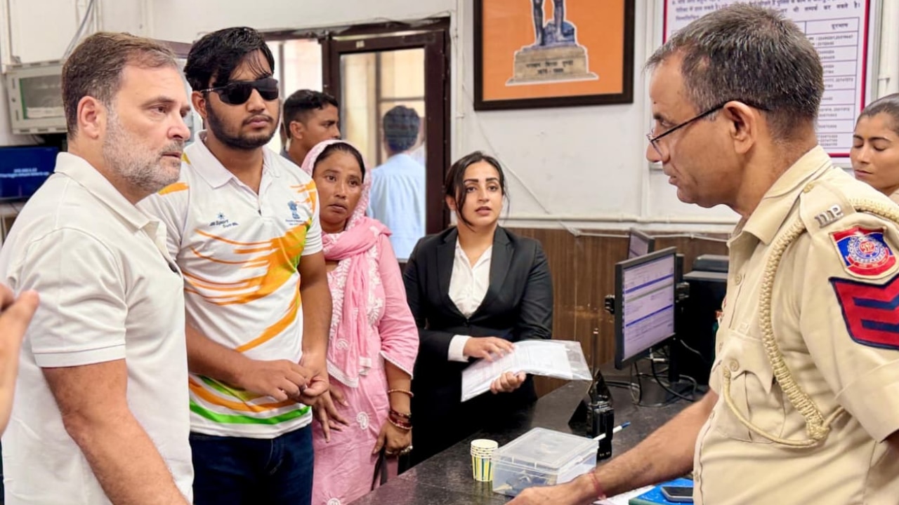 पैलेट गन मामले में FIR के लिए राहुल गांधी का प्रदर्शन, संसद मार्ग थाने में बवाल के 6 घंटों में क्या-क्या हुआ?
