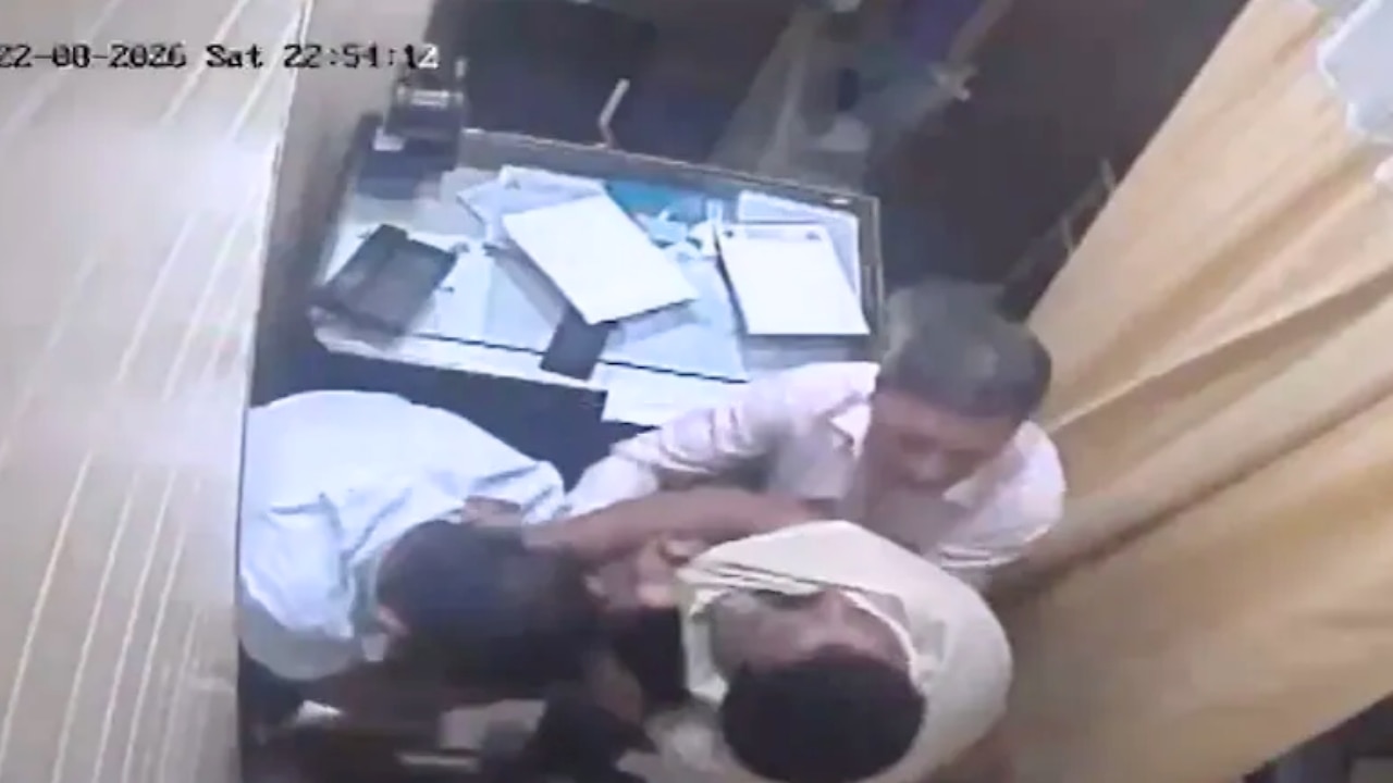 'तू खुद को क्या समझता है': मरीज के बेटे ने डॉक्टर को पीटा, VIDEO VIRAL
