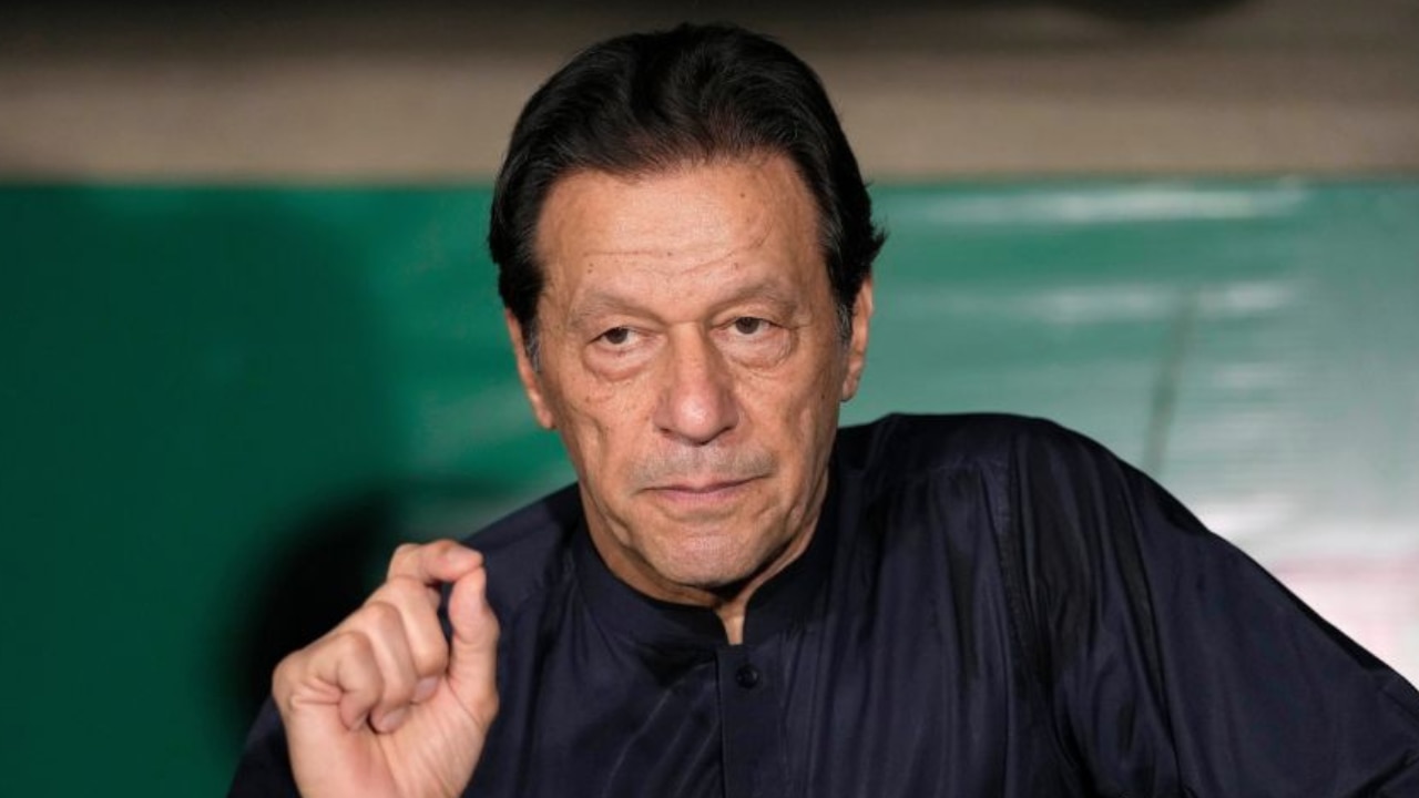 इमरान खान को लेकर क्रिकेट जगत में बेचैनी! 22 पूर्व क्रिकेटरों ने शहबाज से रखीं 3 मांगें, कपिल-गावस्कर भी साथ