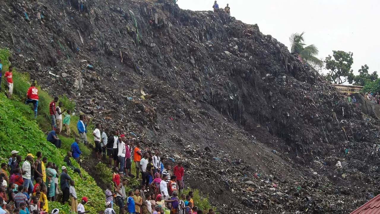 बारिश में ढह गया कचरे का विशाल पहाड़, नीचे दबने से 22 लोगों ने गंवाई जान; इस देश में हुआ बड़ा हादसा