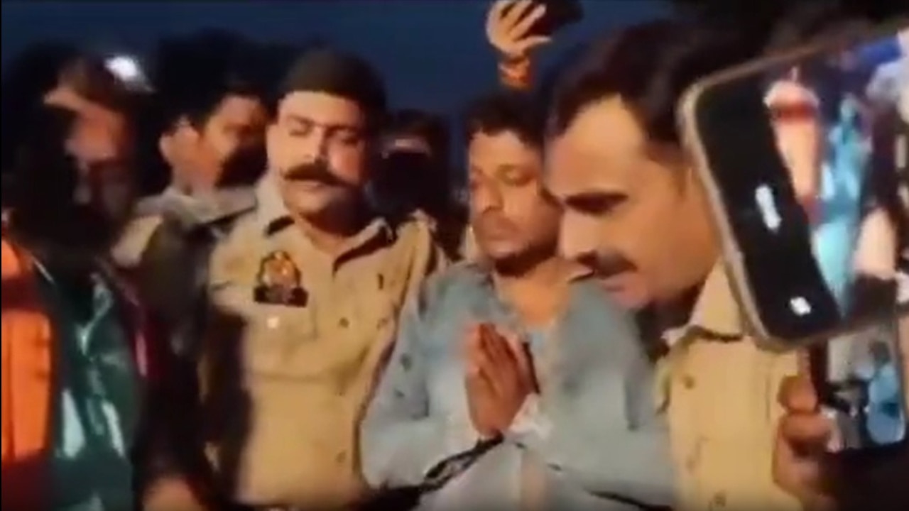 कांवड़ खंडित करने का इल्जाम, मुस्लिम शख्स से जबरन पैर छुआकर मंगवाई माफी; पुलिस बनी रही तमाशबीन