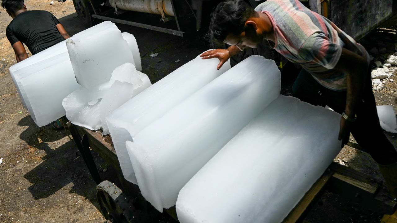 फ्रिज न पंखा... पाकिस्तान में गर्मी से निपटने के लिए इस्तेमाल हो रहीं बर्फ की सिल्लियां, अगस्त में 50 डिग्री तापमान क्यों?