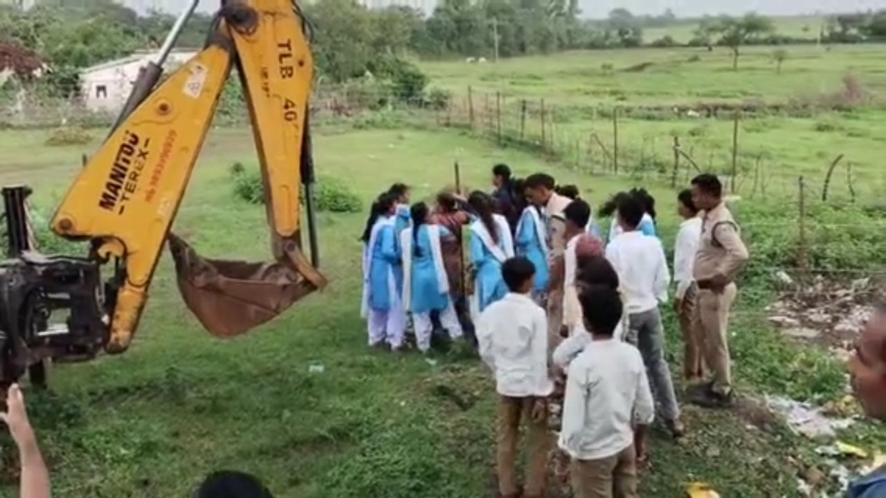 सागर में Gen Alpha का दबंग रूप, JCB रोकने आई महिलाओं को छात्राओं ने खुद हटाया, खाली कराई स्कूल की जमीन; पूर्व मंत्री ने की तारीफ