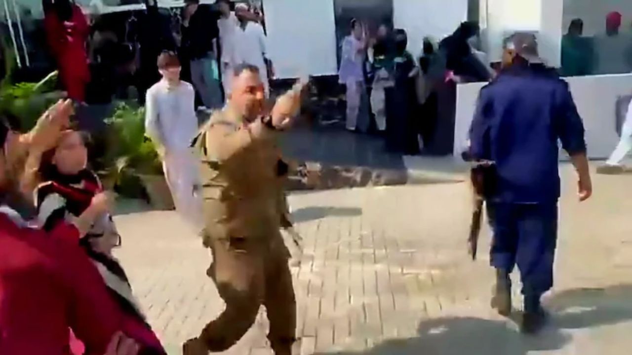 यूनिवर्सिटी में प्रोफेसर वाइफ ने मांगी हेल्‍प, फौजी पाक अफसर ने कैंपस में छात्रों को दबाने के लिए चला दी गोली