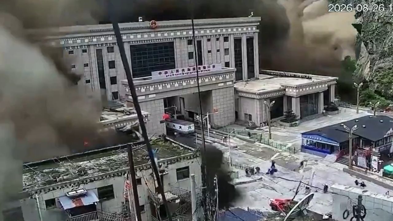 तबाही के LIVE VIDEO: होटल से भाग भी नहीं पाए टूरिस्ट, 5 सेकेंड में ही सैलाब बहा ले गया सबकुछ