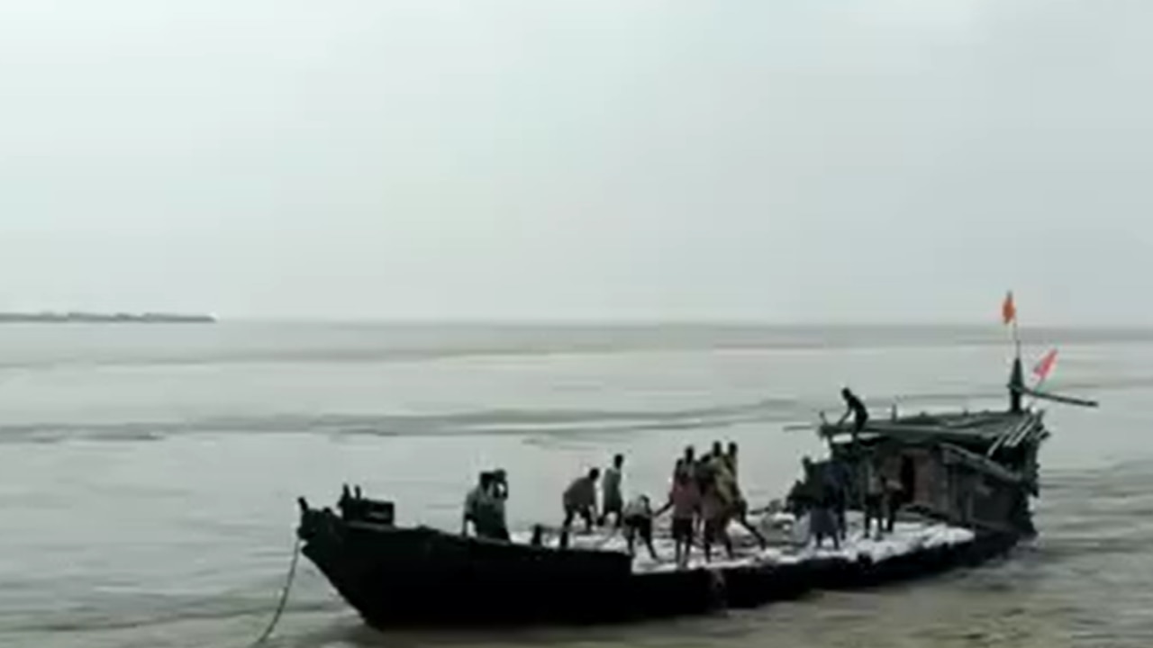 भागलपुर में गंगा में बड़ा हादसा, मजदूरों से भरी नाव पलटी, 19 का रेस्क्यू, 2 लापता