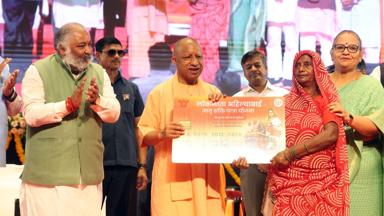 योगी सरकार में नारी सशक्तिकरण की नई उड़ान: बेटियों को स्कूटी और वरिष्ठ महिलाओं को मुफ्त बस सेवा का उपहार