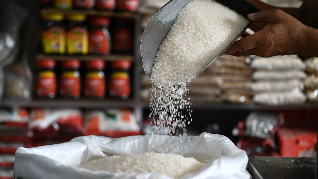 क्या ₹70–75/kg से वापस ₹45–50/kg पर आएंगे चीनी के दाम? सरकार के दांव से हफ्तेभर में 20% गिरे एक्स-मिल रेट