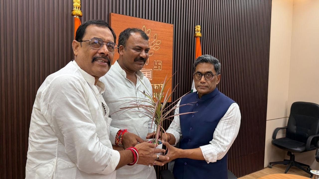 मुखिया और पंच-सरपंच संघ ने उठाई पंचायती राज व्यवस्था में सुधार की मांग, मुख्य सचिव को सौंपा ज्ञापन