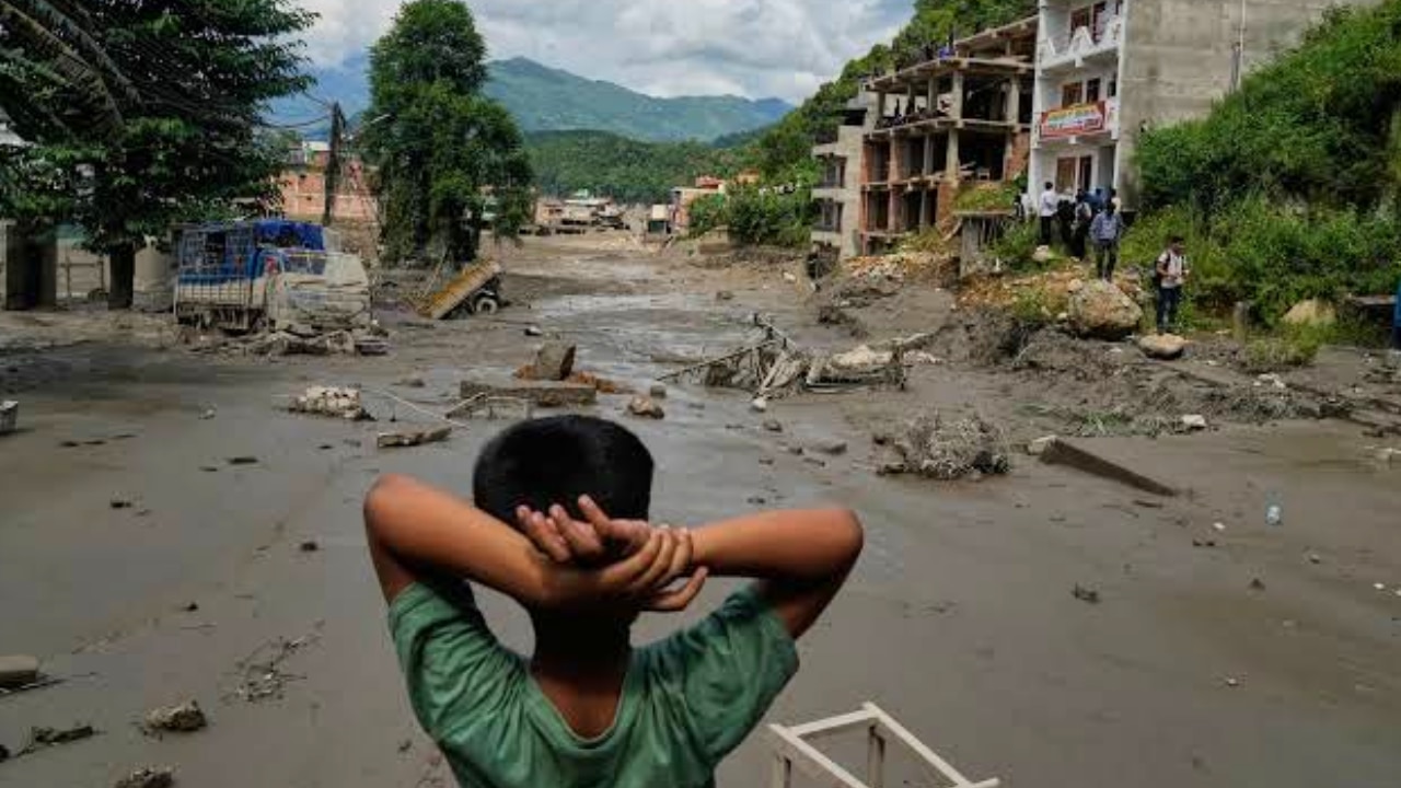 नेपाल बाढ़ का खौफनाक मंजर: 500 से अधिक मौतों के बाद भरे शवगृह, अपनों की तस्वीरें लेकर अस्पतालों के बाहर भटक रहे परिजन