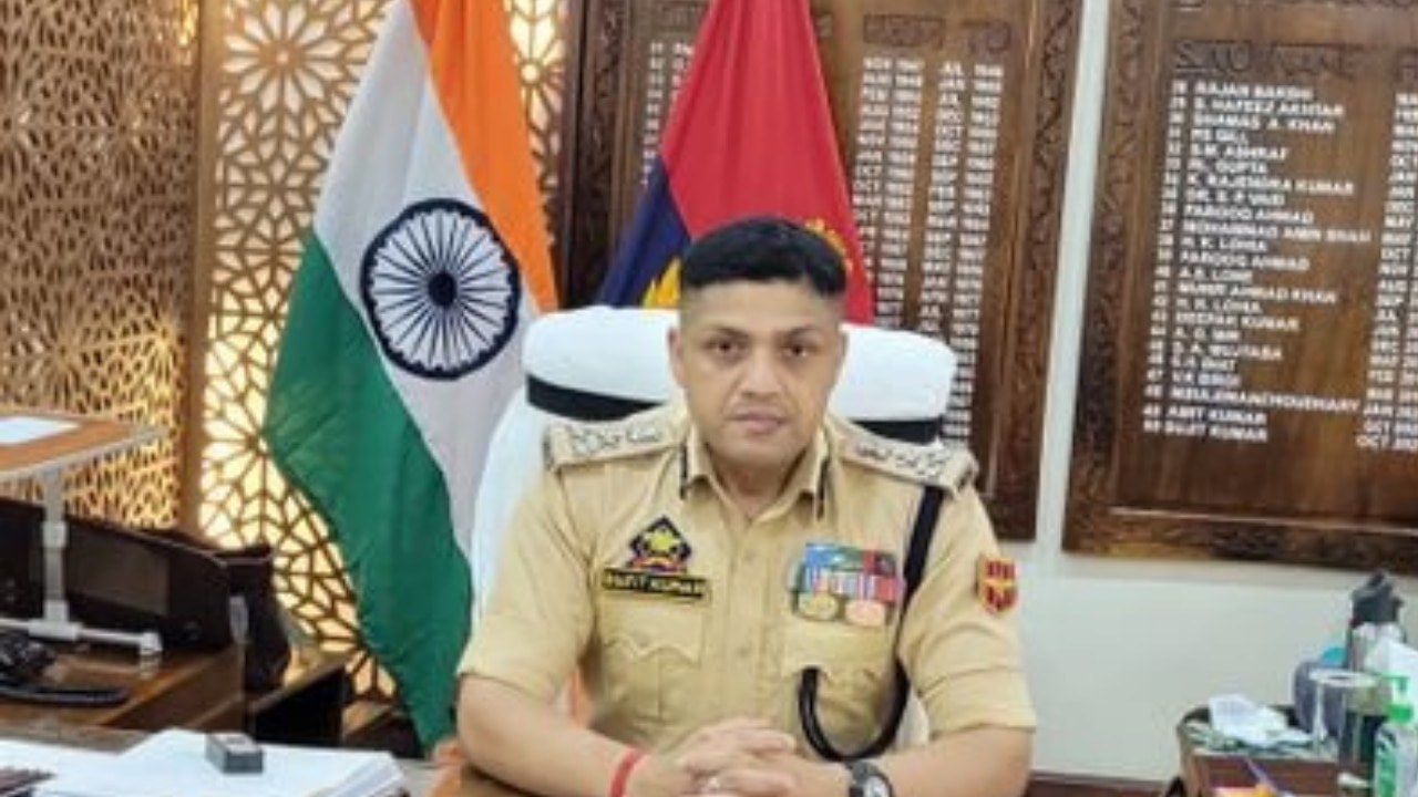 'कश्मीर पुलिस हमेशा आपके साथ...', नए IGP सुजीत कुमार सिंह ने जनता को दिलाया भरोसा, किसे बताया पहली प्राथमिकता?