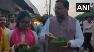 खटीमा में CM धामी का देसी अंदाज, दुकान पर खड़े होकर लोगों संग गपशप, चखा आलू टिक्की का स्वाद
