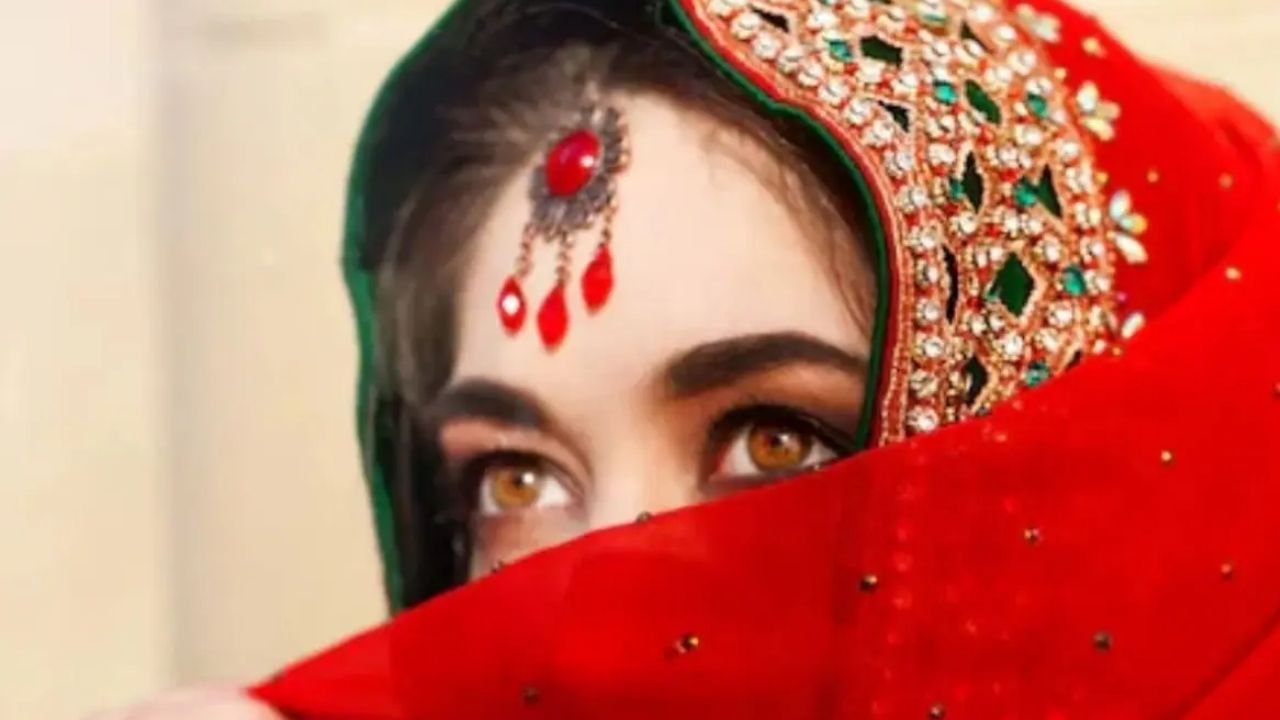 मंदिर में लिए सात फेरे, फिर रात में पति को सोता छोड़ चकमा देकर भागी लुटेरी दुल्हन, पुलिस ने पकड़ा पूरा गिरोह