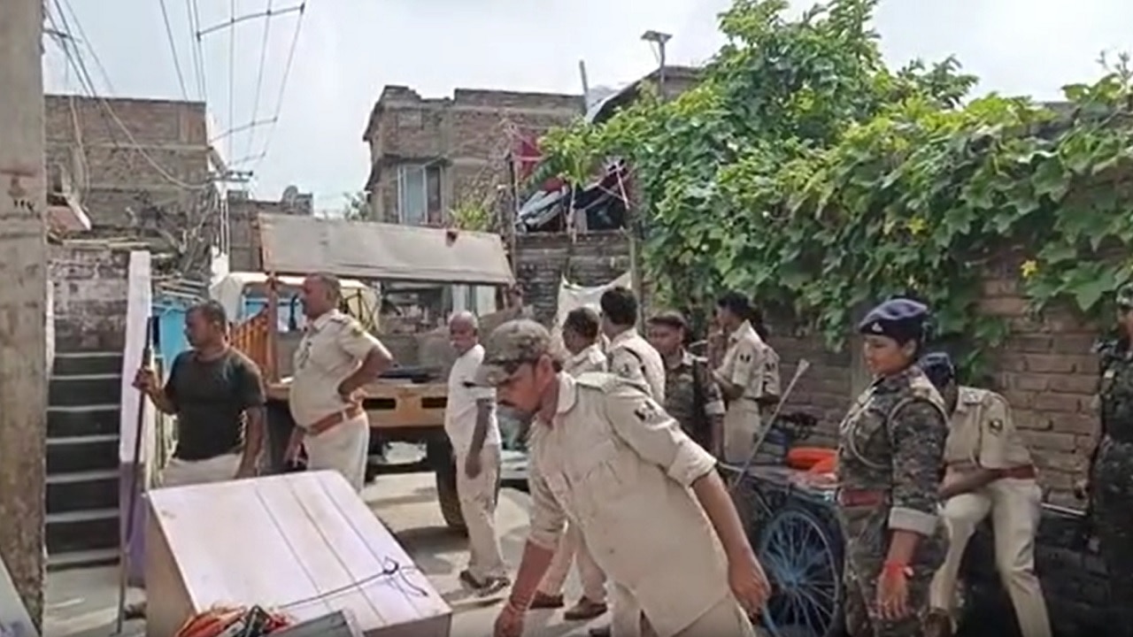 गैस चूल्हा, ट्रंक और बर्तन तक जब्त और उखाड़े दरवाजे-चापाकल, समस्तीपुर में हत्याकांड के आरोपियों के घर पर चली कुर्की