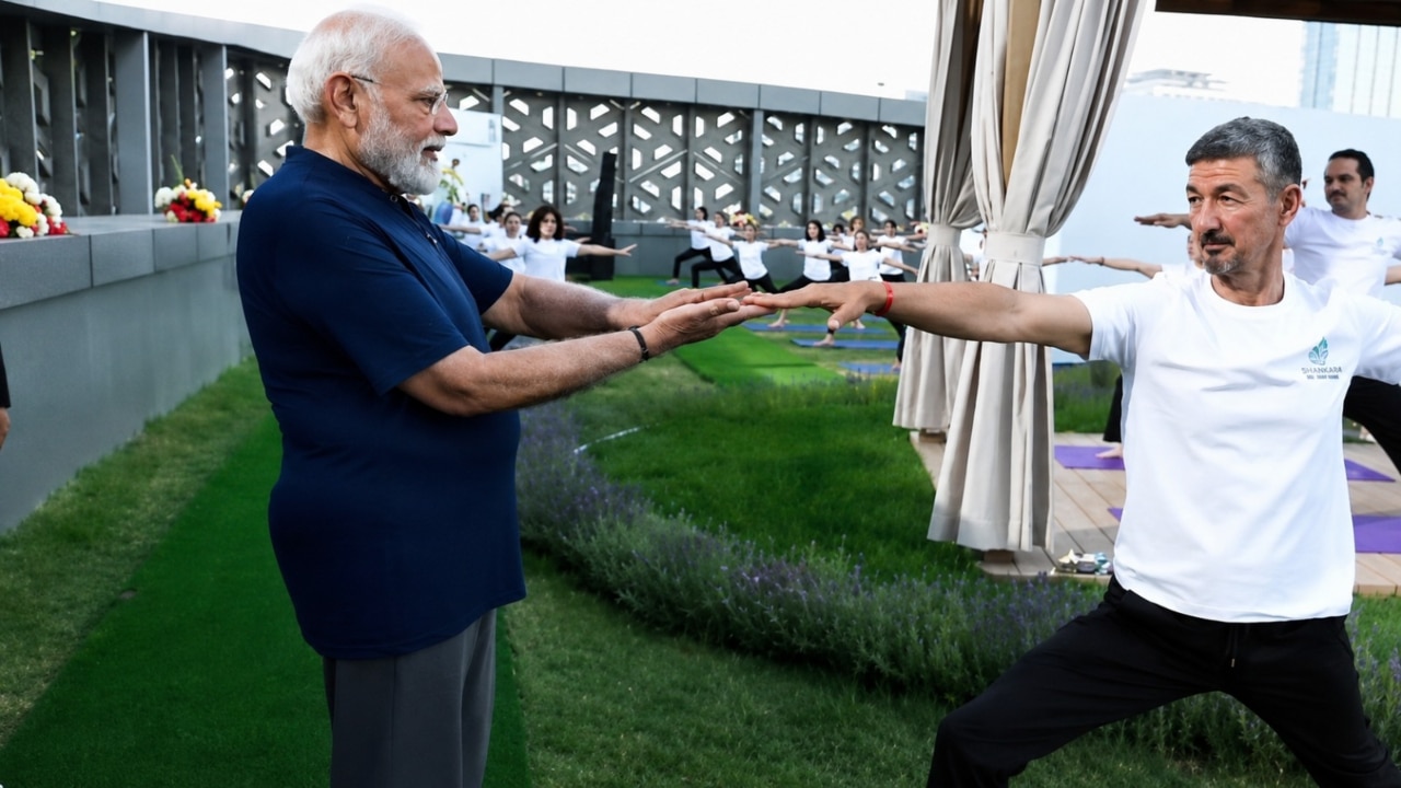 ताशकंद में पीएम मोदी का खास अंदाज, युवाओं संग किया योग; खुद सिखाए कई आसान; VIDEO