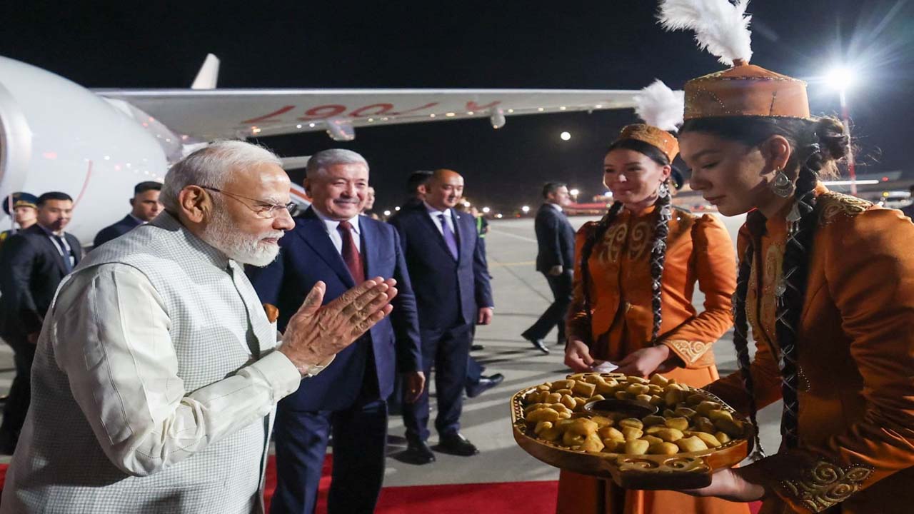 SCO समिट के लिए किर्गिस्तान पहुंचे पीएम मोदी, बिश्केक में हुआ भव्य स्वागत; पुतिन समेत कई नेताओं से होगी बैठक