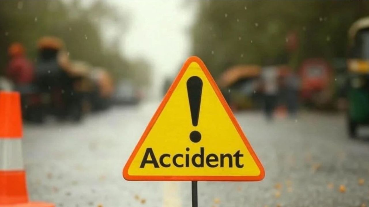 कासगंज में ट्रक से टकराई मैक्स; मृतकों की संख्या बढ़कर हुई 6, 20 घायल