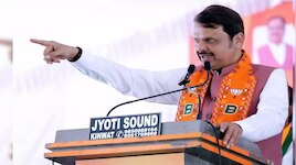इतिहास के पन्नों में मुगलों को ज्यादा जगह देने पर विवाद, फडणवीस ने UPA पर साधा निशान