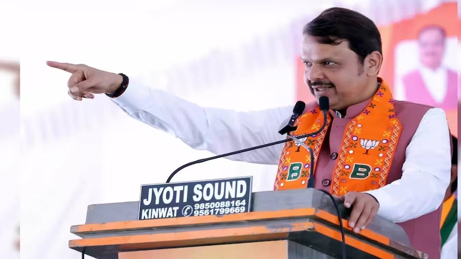इतिहास के पन्नों में मुगलों को ज्यादा जगह देने पर विवाद, फडणवीस ने UPA पर साधा निशाना  