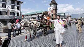 अजान के बीच गूंजे भजन: श्रीनगर में धमकियों को रौंद निकली जन्माष्टमी शोभायात्रा