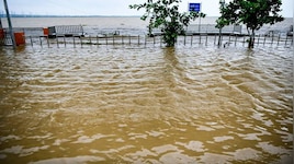 Bihar Flood: कटिहार में बाढ़ ने रोकी रेल की रफ्तार, मनेर में घर ढहने 4 दबे