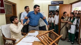 बेटी को मुर्गा बनाया तो पिता ने प्रिंसिपल की कर दी धुनाई