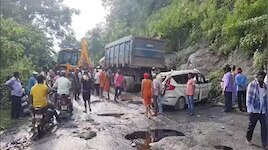 जमुई के बटिया जंगल में 18 चक्का हाइवा ने कार-बाइक को रौंदा, बाप-बेटी की मौत, 4 जख्मी