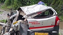 पहाड़ी से कार पर गिरा बोल्डर, एक की मौत, सरयू किनारे जा फंसे चार लोग 