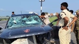मोकामा-बख्तियारपुर राजमार्ग पर तेज रफ्तार कार डिवाइडर से टकराई, 3 की मौत 