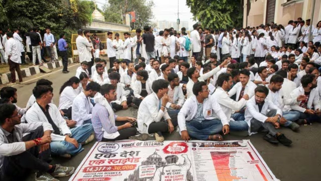 MP में स्वास्थ्य व्यवस्था बेहाल: भोपाल में स्टाइपेंड की मांग पर अड़े डॉक्टर्स, आज भी OPD बंद...13 कॉलेजों में ब्लैकआउट का खतरा