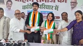 यूपी में कांग्रेस का कुनबा बढ़ा: पूर्व IAS राकेश वर्मा और एक्ट्रेस जारा ने थामा हाथ
