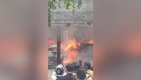 मेरठ के अविका होटल में भीषण आग,धूं-धूंकर उठी आग की लपटें; कार समेत भारी सामान जला