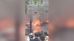 मेरठ के अविका होटल में भीषण आग,धूं-धूंकर उठी आग की लपटें; कार समेत भारी सामान जला