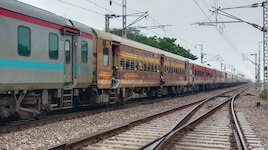 ट्रेन की इमरजेंसी विंडो से नीचे गिरा 9 महीने का बच्चा, 23 घंटे बाद मिला शव