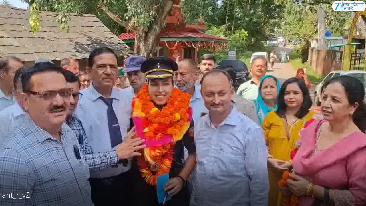 लाड़थ बाड़ी की बेटी अल्का पठानिया बनी लेफ्टिनेंट; गांव पहुंचने पर हुआ भव्य स्वागत