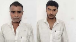 नशे में धुत पिता-पुत्र ने मचाया उत्पात, स्कूली बच्चों से भरी बस का कांच फोड़ा