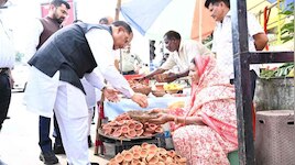 सड़क किनारे दीये बेच रही महिला के पास अचानक रुके CM साय, दिए ₹1000, जानिए क्या पूछा?
